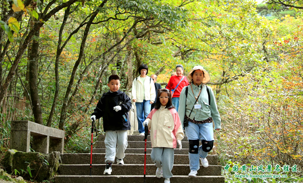 国庆假期第三天：黄山风景区迎来客流高峰，多措并举服务来山游客