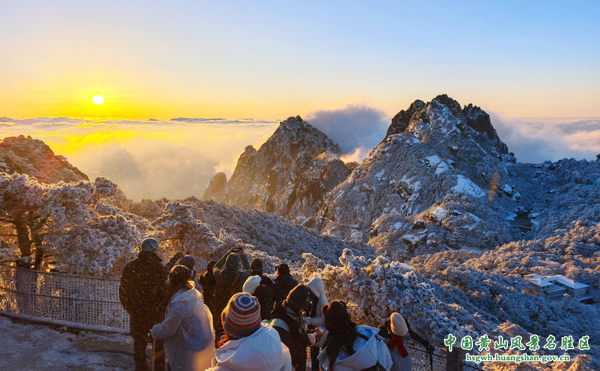 元旦假期第二天：黄山雪后放晴迎客来 银装素裹美如画