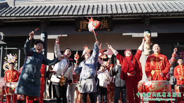 登高贺岁赏非遗 黄山之巅过大年